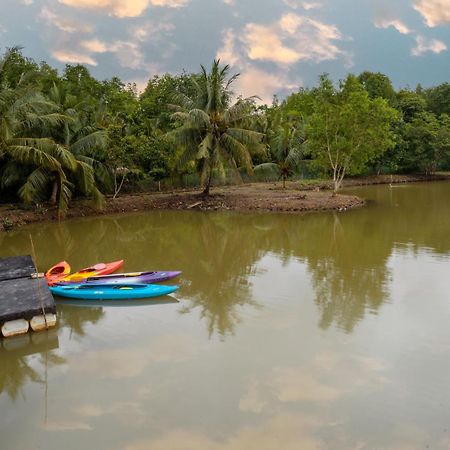 Отель Putra Sentosa Retreat Camp, Sematan Экстерьер фото