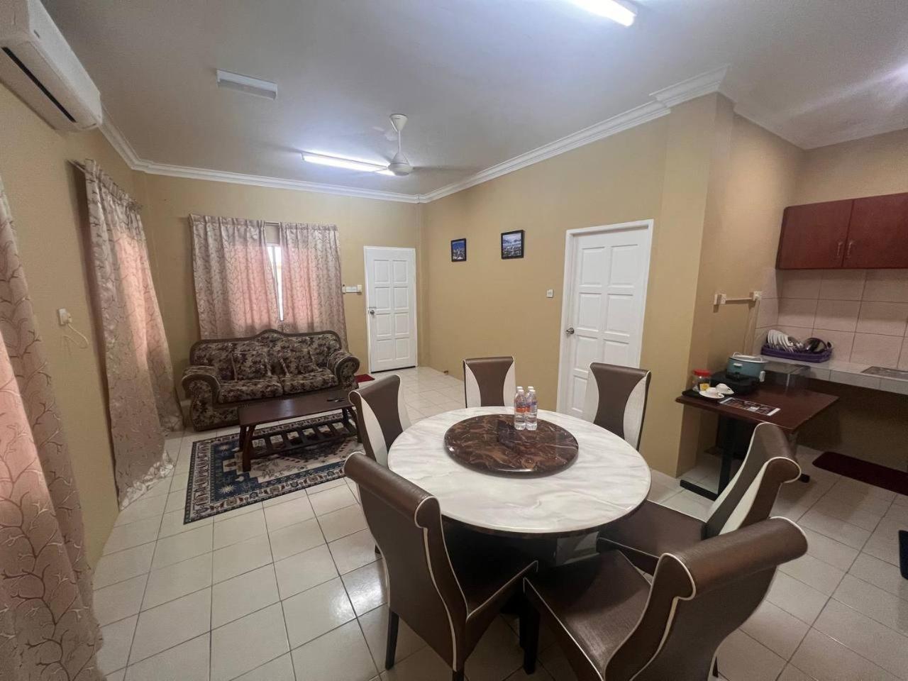 Отель Putra Sentosa Retreat Camp, Sematan Номер фото