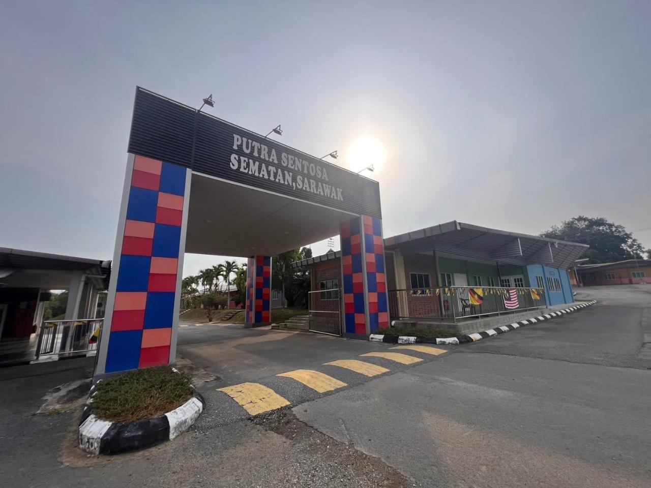 Отель Putra Sentosa Retreat Camp, Sematan Экстерьер фото