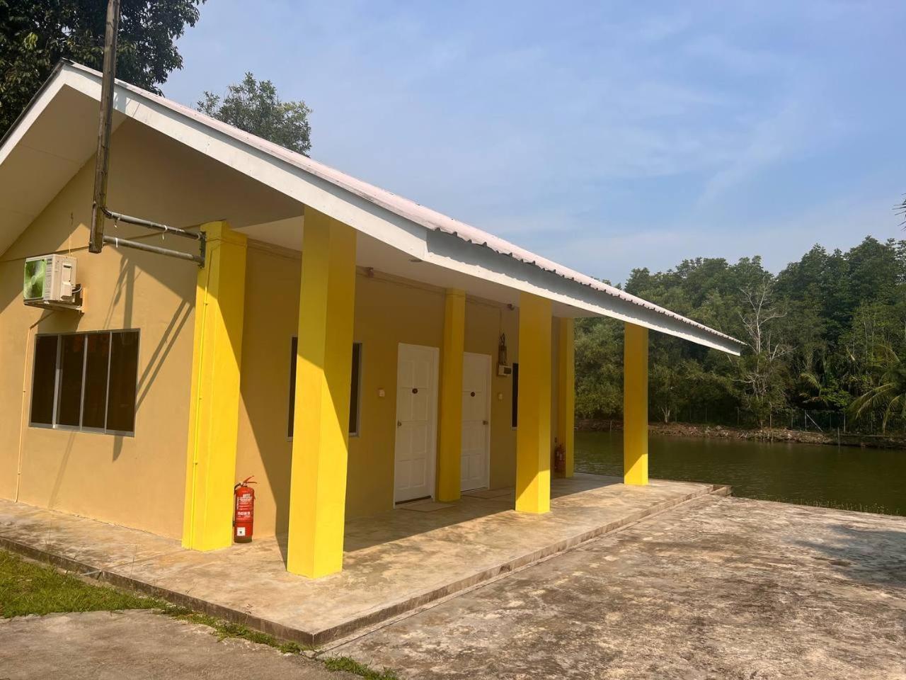 Отель Putra Sentosa Retreat Camp, Sematan Экстерьер фото