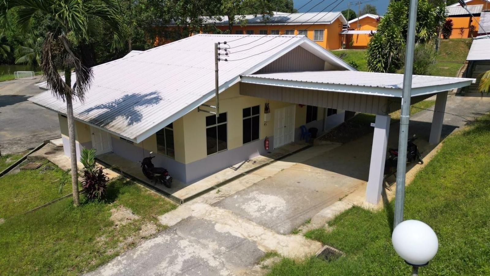 Отель Putra Sentosa Retreat Camp, Sematan Экстерьер фото