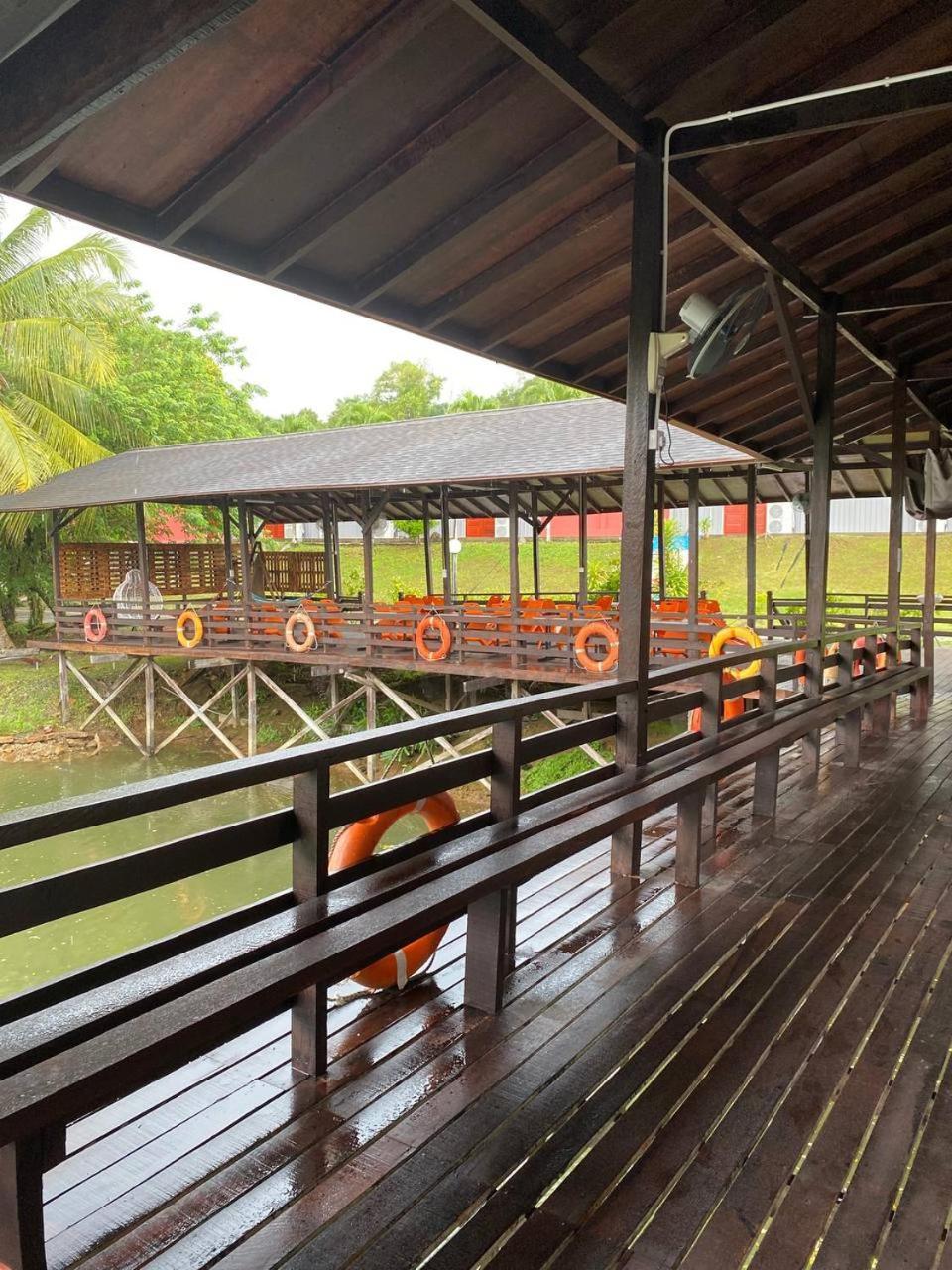 Отель Putra Sentosa Retreat Camp, Sematan Экстерьер фото