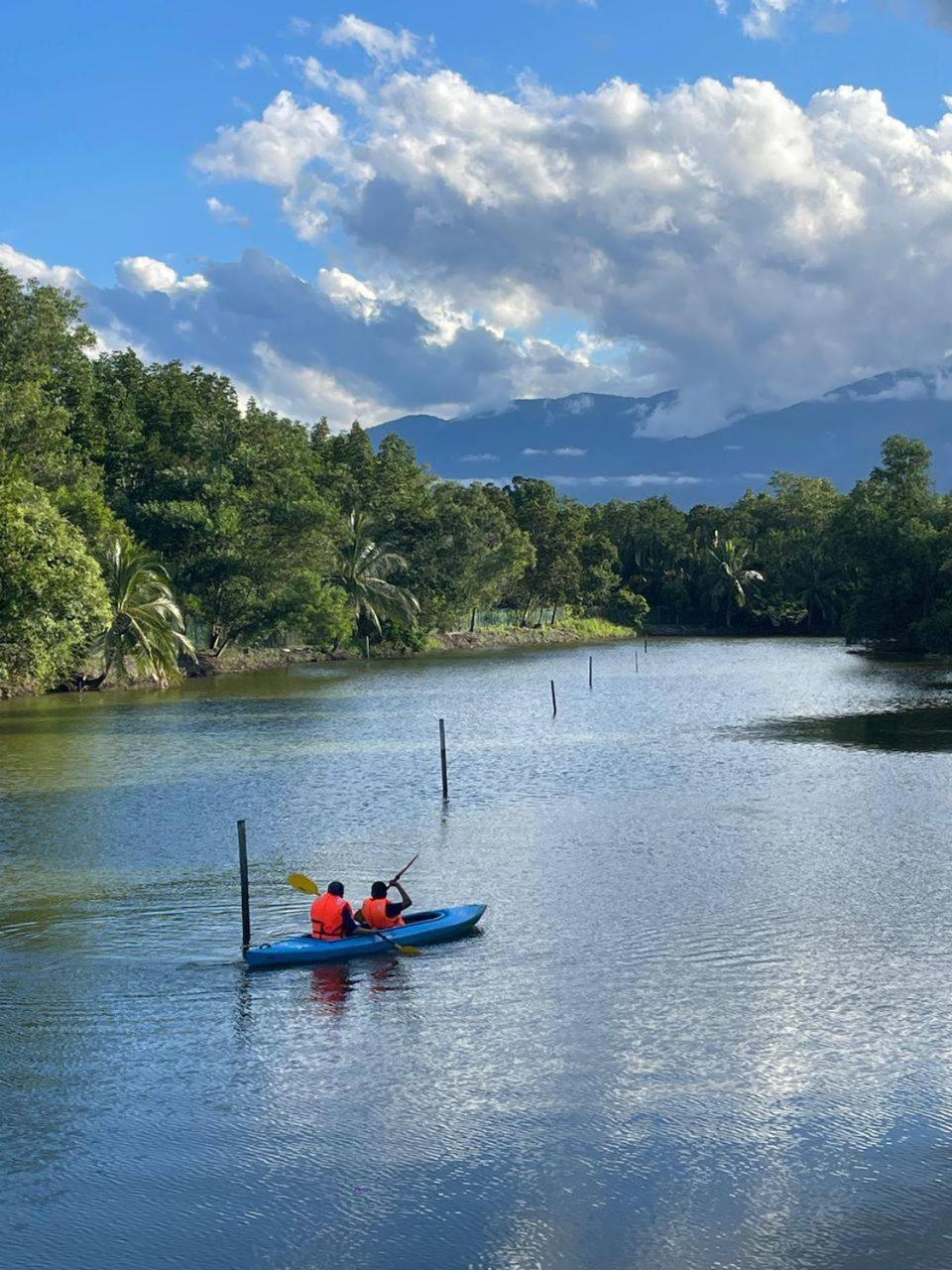 Отель Putra Sentosa Retreat Camp, Sematan Экстерьер фото