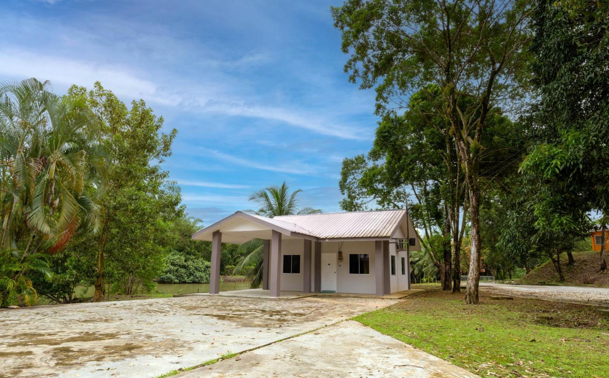 Отель Putra Sentosa Retreat Camp, Sematan Экстерьер фото